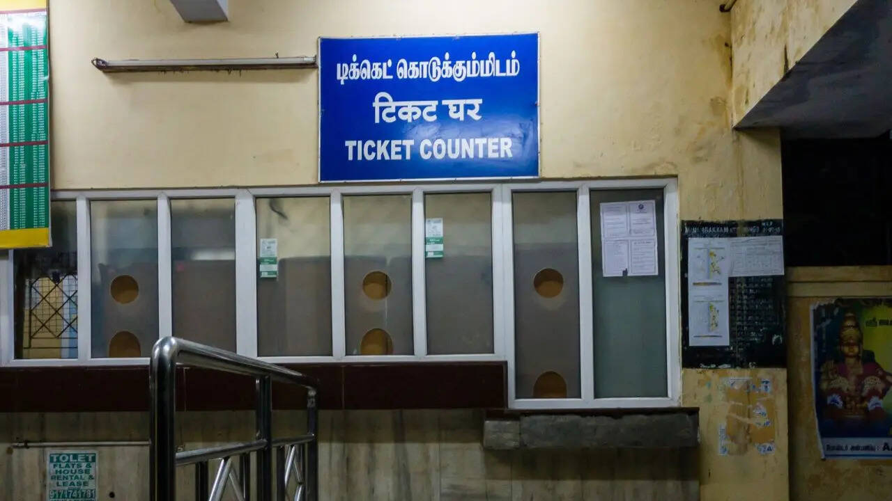 ​PTI/भाषा के मुताबिक रेलवे मंत्रालय ने 17 नवंबर से इस OTP-आधारित प्रणाली को पायलट प्रोजेक्ट के रूप में लागू किया था। शुरुआती चरण में यह सुविधा कुछ ट्रेनों पर लागू हुई थी, जिसे बाद में बढ़ाकर 52 ट्रेनों तक किया गया। मंत्रालय ने बताया कि आने वाले दिनों में यह सिस्टम सभी ट्रेनों के लिए लागू कर दिया जाएगा।​