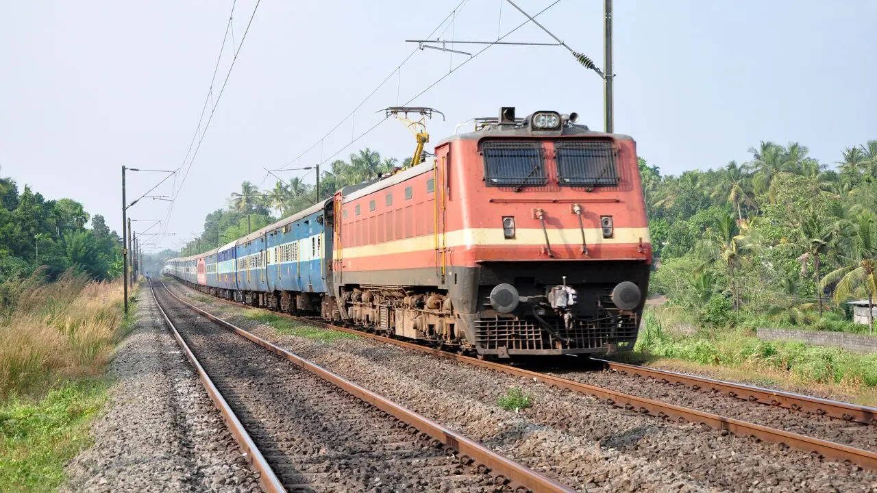​रेलवे अधिकारियों का कहना है कि इस पहल से दलालों और एजेंटों द्वारा तत्काल टिकटों की अवैध बुकिंग पर अंकुश लगेगा और वास्तविक यात्रियों को टिकट मिलने की अधिक संभावना होगी।​