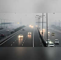 Delhi AQI में हल्का सुधार लेकिन स्मॉग का कहर जारी कई इलाकों में हालत अब भी बहुत खराब