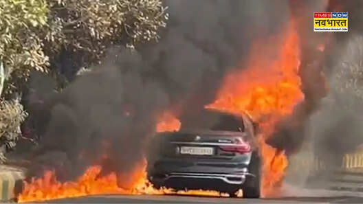 नोएडा में चलती BMW कार बनी आग का गोला चंद मिनटों में जलकर राख देखें वीडियो