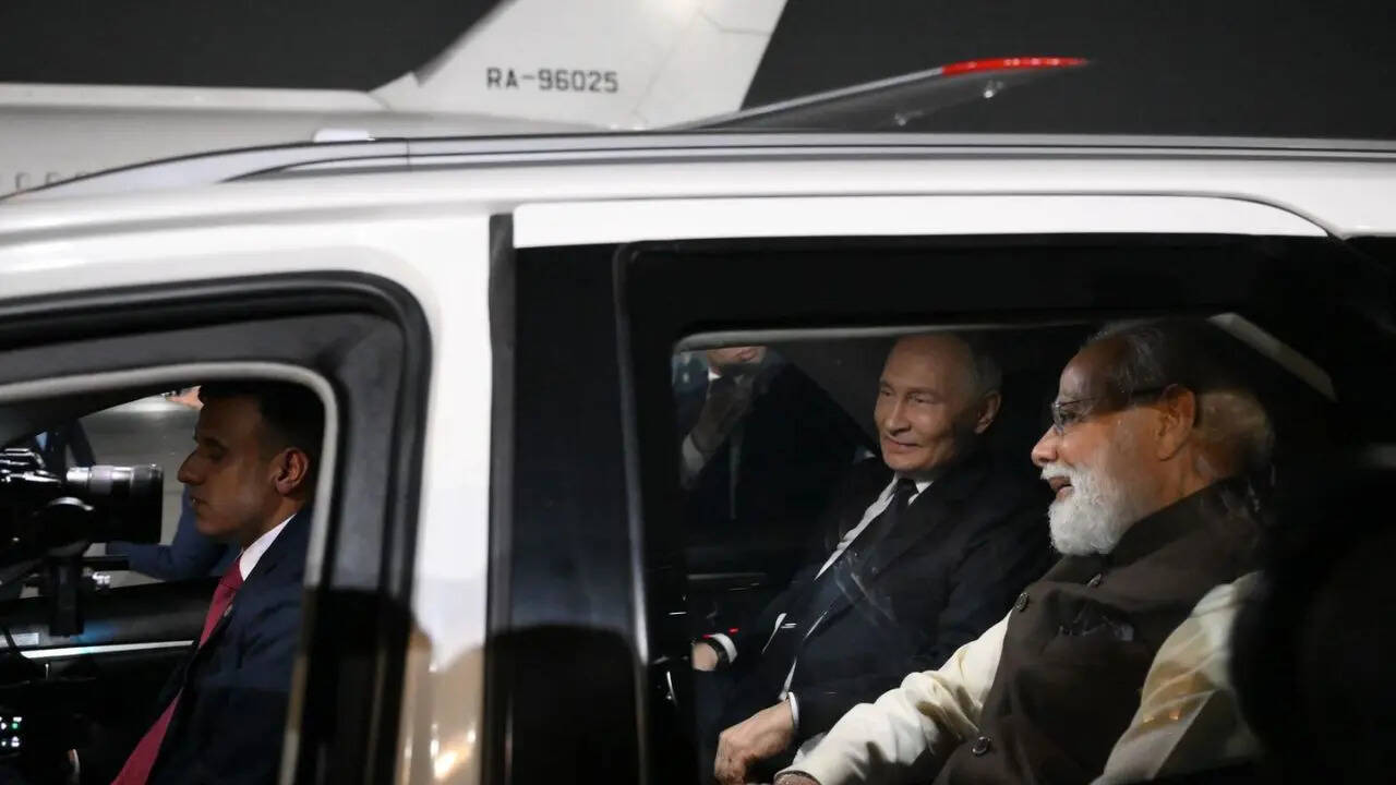 एक ही कार में रवाना हुए दोनों नेता