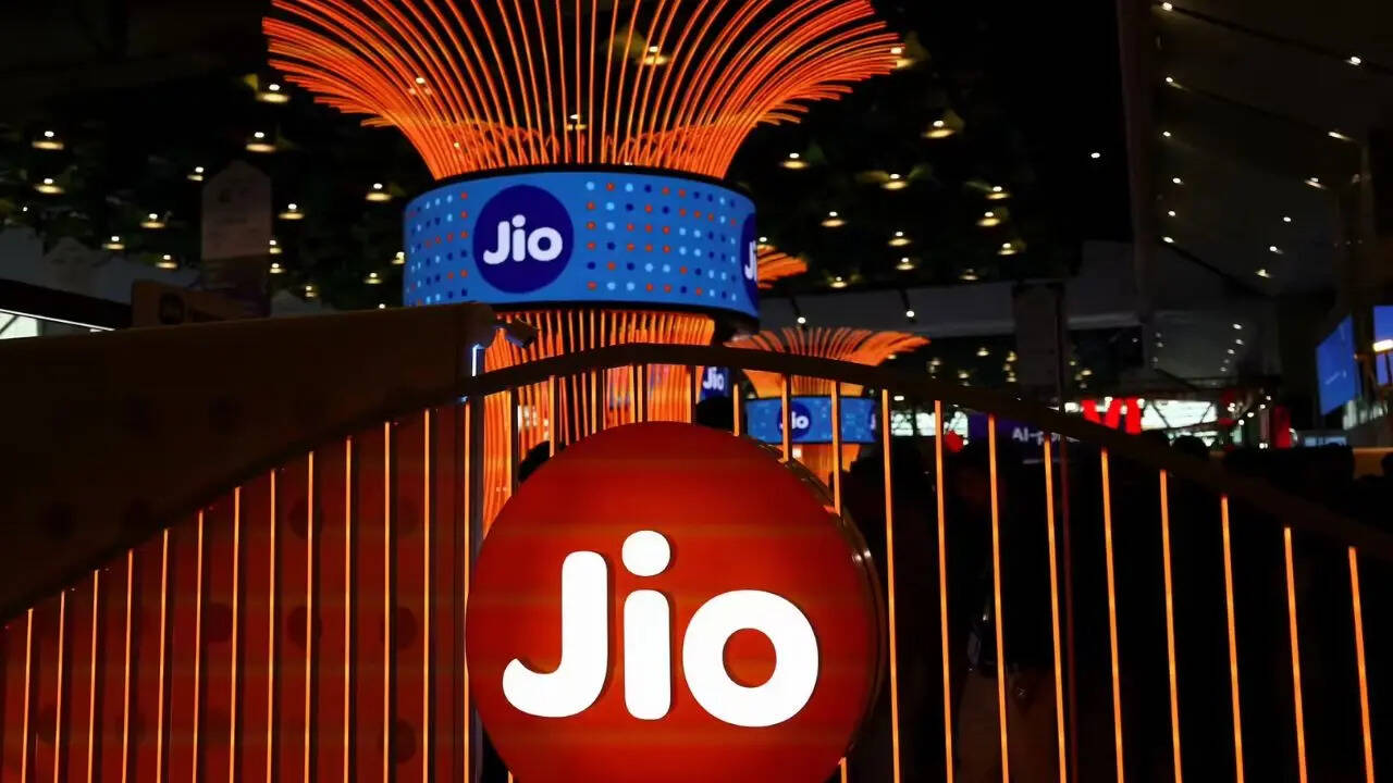 Jio के सिम कार्ड को ब्लॉक करने का सबसे आसान तरीका है कस्टमर केयर को कॉल करना। अगर आपका फोन चोरी हो गया है तो आप दूसरे फोन या फिर दूसरे जियो नंबर से कॉल करके सिम को ब्लॉक कर सकते हैं।