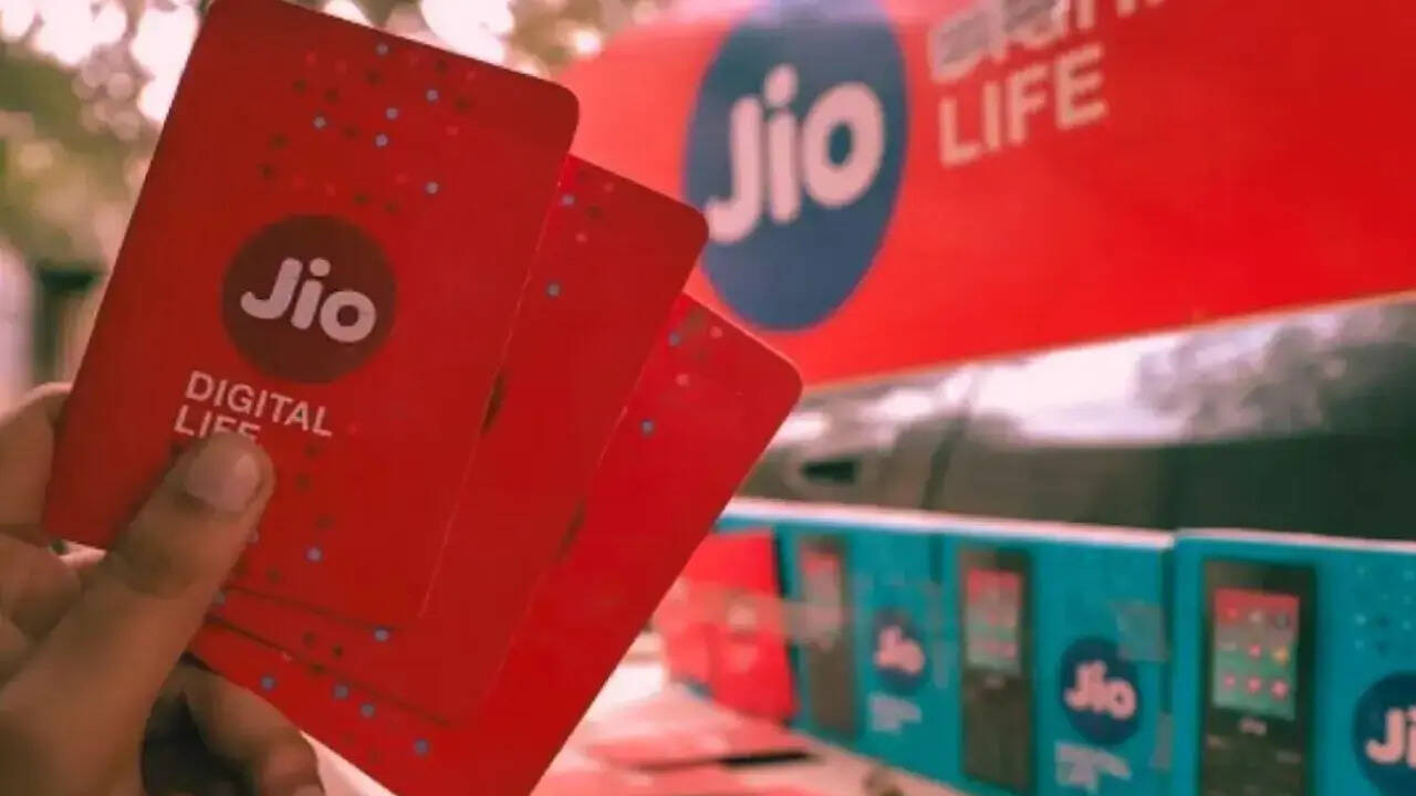 Jio के कस्टमर केयर को कॉल करने के लिए आपको जियो नंबर से 199 पर डायल करना होगा। अगर आप किसी दूसरे नंबर से कॉल करते हैं तो आपको 1800-889-9999 पर कॉल करना होगा। यह जियो का टोल फ्री कस्टमर केयर नंबर है। 