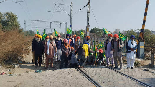 पंजाब में किसानों का रेल रोको आंदोलन कई जगह पुलिस के साथ टकराव हिरासत में लिए गए किसान