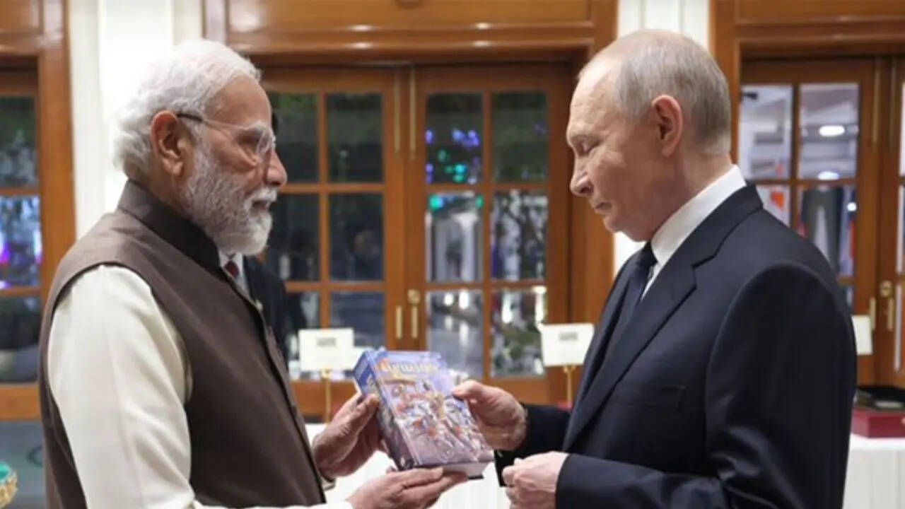 पीएम मोदी ने भेंट की भगवत गीता 