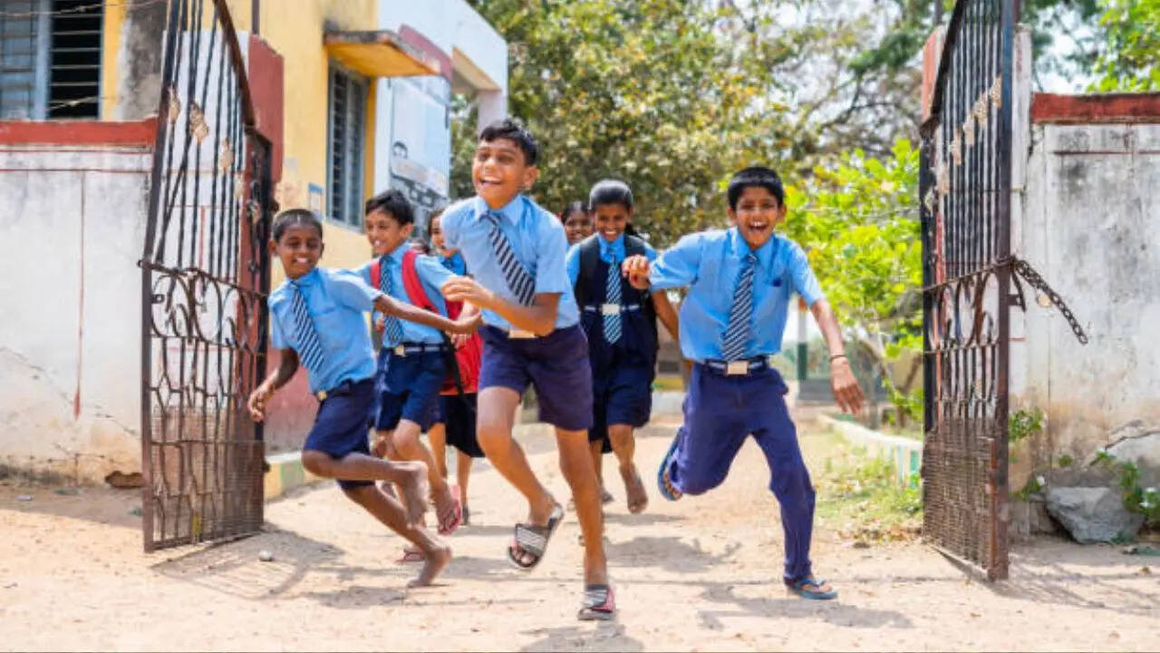 धीरे-धीरे पूरे भारत में फैला नियम- Sunday holiday fact India