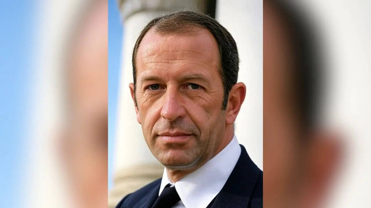 ब्रिटिश ऑफिस सिस्टम में सुधा- who introduced Sunday holiday