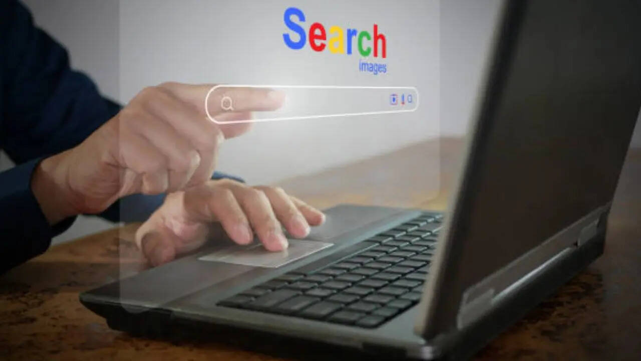 strongडार्क वेब पर कारोबार की जानकरीstrong कई लोग अवैध काम करने के लिए डार्क वेब का इस्तेमाल करते हैं लेकिन क्या आप जानते हैं कि यह रास्ता आपको कानूनी मुसीबत में डाल सकता है। अगर आप डार्क वेब पर किसी भी तरह का गलत या अवैध काम करते पकड़े जाते हैं तो आपको जेल तक जाना पड़ सकता है। इसलिए यदि आप गूगल पर डार्क वेब से जुड़े अवैध काम करने की जानकारी खोजते हैं तो उस पर भी कानूनी कार्रवाई हो सकती है।