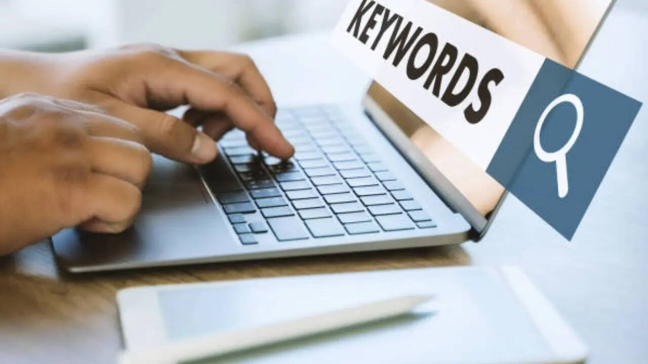 आज के समय में जब भी हमें एजुकेशन मनोरंजन राजनीति इतिहास या किसी भी तरह की जानकारी चाहिए होती है हम तुरंत गूगल पर सर्च करते हैं। लेकिन आपको यह जानना जरूरी है कि गूगल पर सर्च करने के भी कुछ नियम होते हैं। अगर हम कोई गलत या प्रतिबंधित चीज सर्च करते हैं तो हम कानूनी परेशानी में फंस सकते हैं। इसलिए आइए जानते हैं कि किन चीजों को सर्च करने से हमें बचना चाहिए।