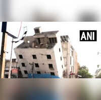 Jaipur अचानक धड़ाम हो गई पांच मंजिला इमारत क्रेन के सहारे टिकी थी रातभर देखें VIDEO