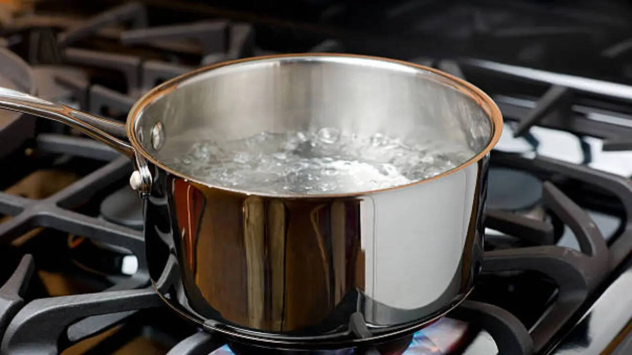 ​पानी में ऐसा क्यों नहीं होता?