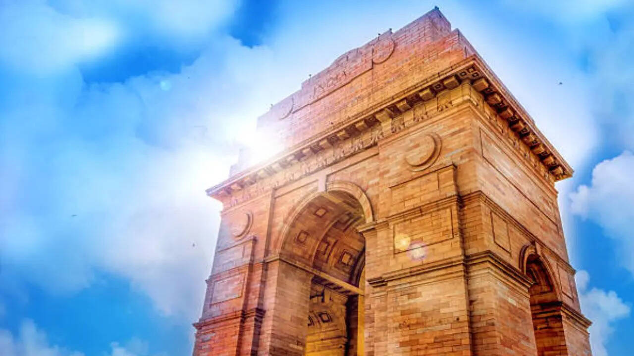 <strong>स्वतंत्रता के बाद नाम बदलना - Who commissioned the construction of India Gate?</strong>