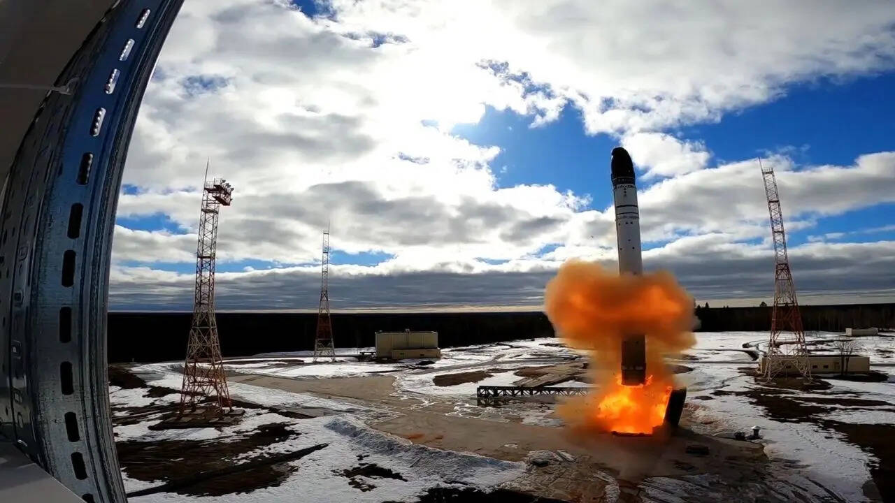 RS-28 सरमत हेवी ICBM रूस के न्यूक्लियर डिटरेंट का आधार है। हालांकि इसकी सही कीमत अभी सीक्रेट रखी गई है, लेकिन इसे डेवलप और डिप्लॉय करने में कई अरब डॉलर का खर्च आएगा। 16 वॉरहेड या हाइपरसोनिक ग्लाइड व्हीकल तक ले जाने में सक्षम, सरमत मिसाइल का साइज और कॉम्प्लेक्सिटी इसे रूस के सबसे महंगे स्ट्रेटेजिक प्रोजेक्ट्स में से एक बनाती है।