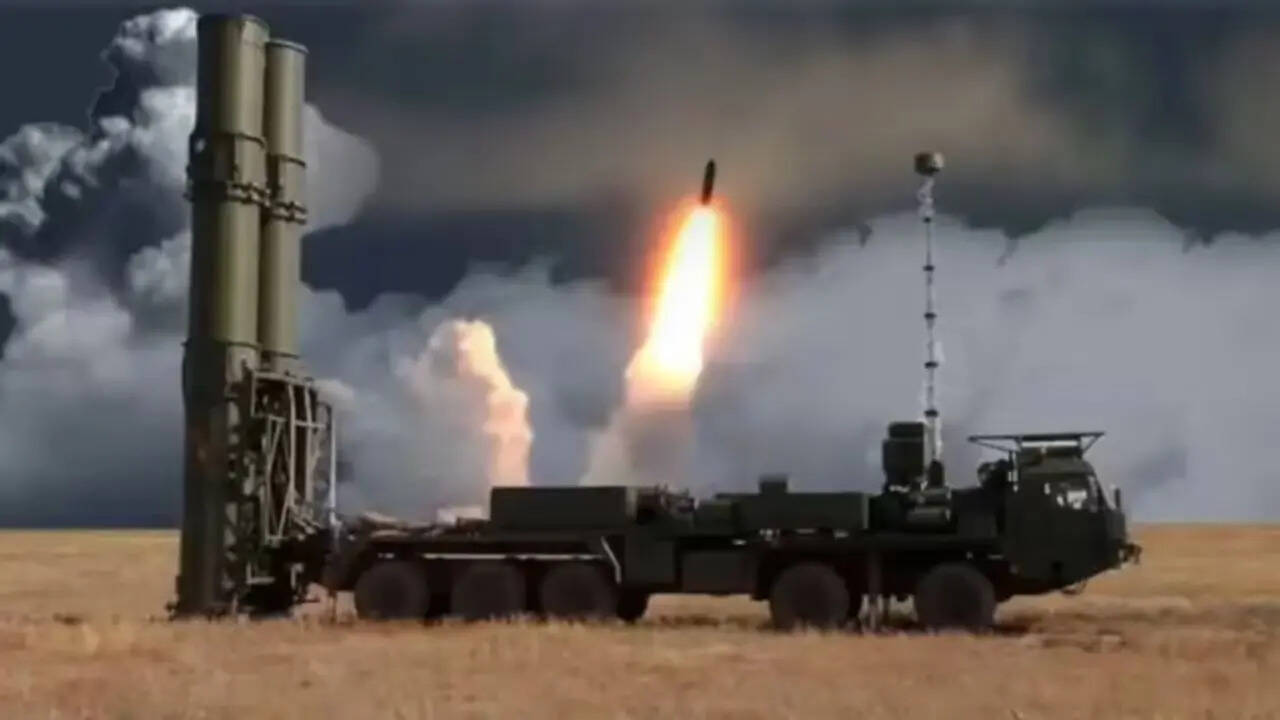 S-500 प्रोमेथियस रूस का अगली पीढ़ी का एयर और मिसाइल डिफेंस सिस्टम है जिसे हाइपरसोनिक खतरों और ICBMs का मुकाबला करने के लिए डिजाइन किया गया है। एक रेजिमेंट या बैटरी की अनुमानित लागत लगभग $2.5 बिलियन है। इसकी एडवांस्ड रडार और मिसाइल टेक्नोलॉजी इसे आधुनिक हवाई खतरों के खिलाफ एक महंगा लेकिन स्ट्रेटेजिक एसेट बनाती है।