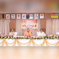 जनता दर्शन में नागरिकों से रूबरू हुए सीएम योगी शिकायतों के तत्काल समाधान का दिया अधिकारियों का निर्देश