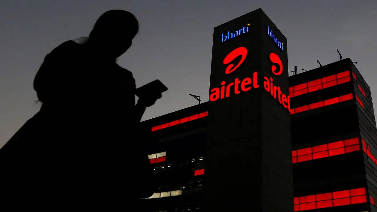 Airtel के इस सस्ते वार्षिक प्रीपेड रिचार्ज प्लान में डेटा भी ऑफर किया जाता है। अगर आप कंपनी के ऐसे यूजर हैं जिन्हें कॉलिंग की अधिक जरूरत पड़ती है और कभी कभार इंटरनेट चाहिए होता है तो यह सस्ता प्लान इस जरूरत को पूरी करता है। प्लान में आपको पूरी वैलिडिटी के लिए 30GB डेटा मिलता है। आप हर महीने करीब 25GB तक डेटा इस्तेमाल कर पाएंगे।