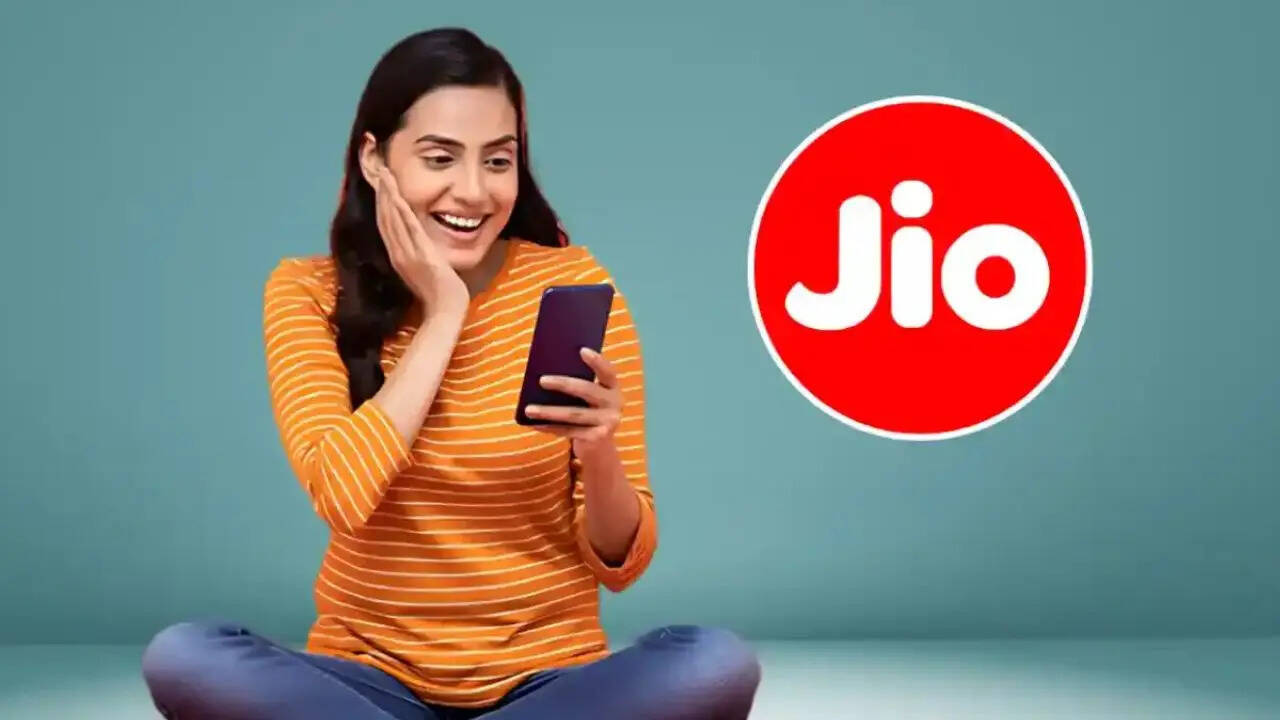 Jio के पास अपने करोड़ों यूजर्स के लिए दो तरह के एनुअल रिचार्ज प्लान्स मौजूद हैं। सस्ते एनुअल प्लान की बात करें तो 3599 रुपये का एक धमाकेदार प्लान लिस्टेड है। इस रिचार्ज प्लान में ग्राहकों को 365 दिनों के लिए सभी नेटवर्क पर अनलिमिटेड कॉलिंग मिलती है। इसी के साथ हर दिन 100 फ्री SMS भी मिलते हैं।