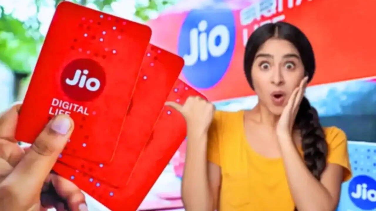 देश की नंबर एक टेलीकॉम कंपनी के इस सस्ते एनुअल प्लान में मिलने वाले डेटा बेनिफिट्स की बात करें तो इसमें कंपनी ग्राहकों को पूरी वैलिडिटी के लिए 912GB डेटा ऑफर करती है। आप हर दिन 25GB हाई स्पीड डेटा इस्तेमाल कर सकते हैं। जियो का यह प्लान लिस्ट में ट्रू 5G के साथ लिस्ट किया गया है।