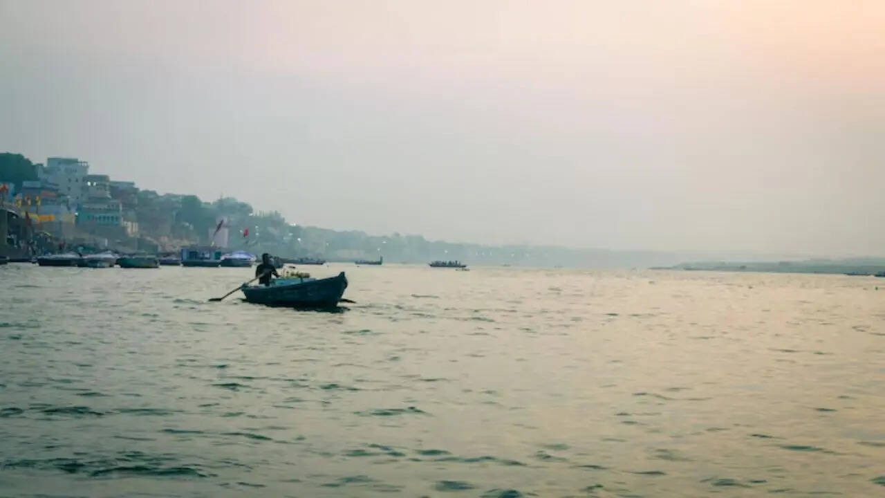 गंगा नदी भारत - रोजाना 1,200 मिलियन लीटर सीवेज