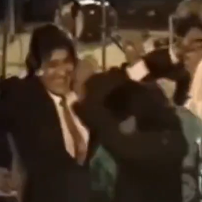 Akshaye Khanna ने कॉपी किया है पापा विनोद खन्ना का डांस