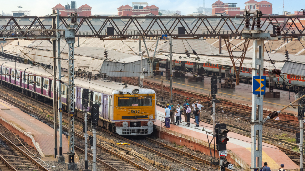 कई तरह की ट्रेनें