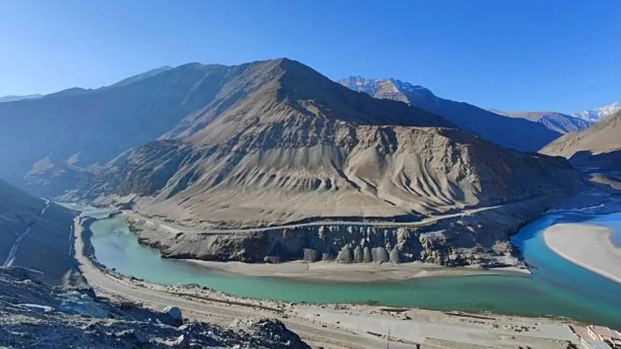 लामायुरु में बहा करती थी झील