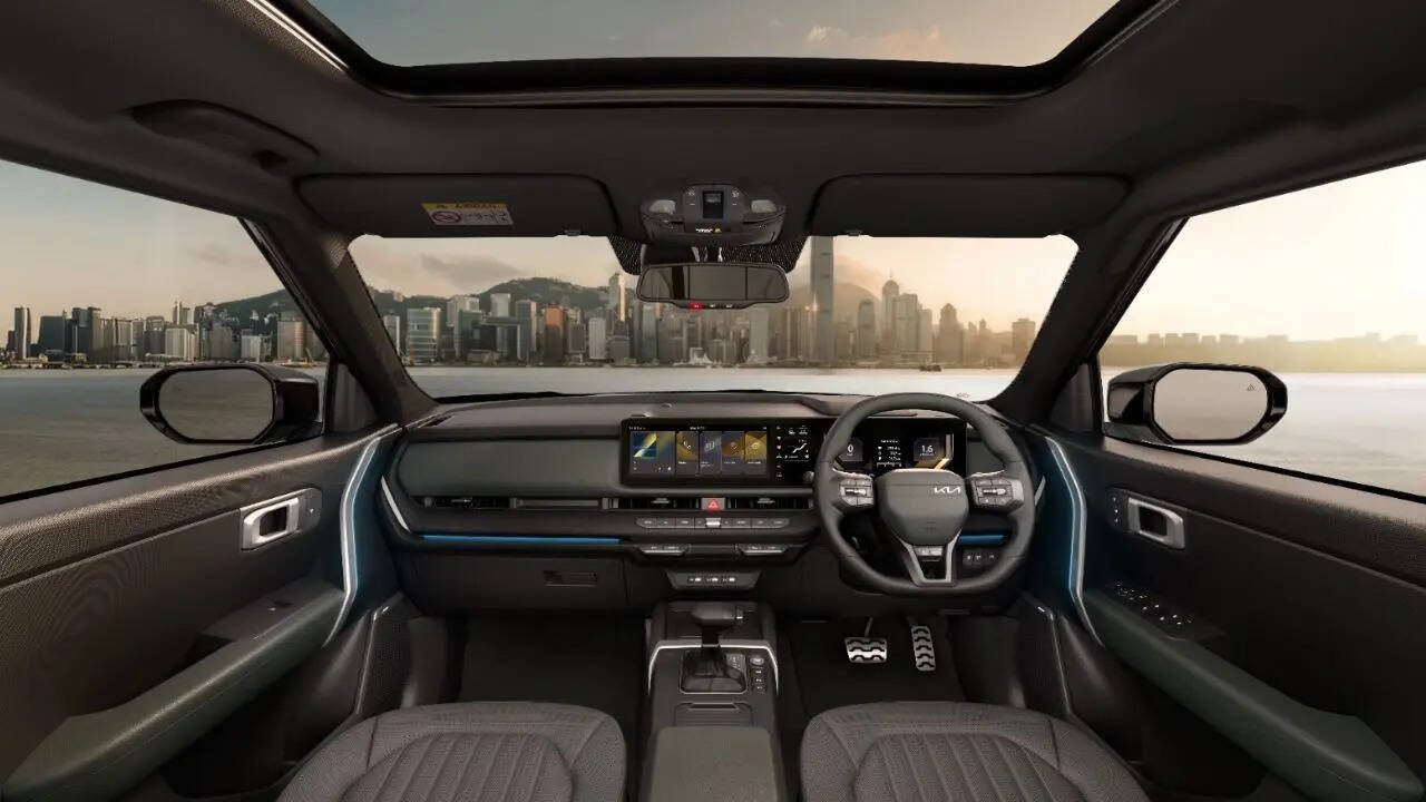 नेक्स्ट-जेन डिजिटल एक्सपीरियंस इसमें 7518 cm 30-इंच ट्रिनिटी पैनोरमिक डिस्प्ले पैनल और कार में बेहतर एंगेजमेंट के लिए एक इमर्सिव प्रीमियम बोस 8-स्पीकर ऑडियो है।