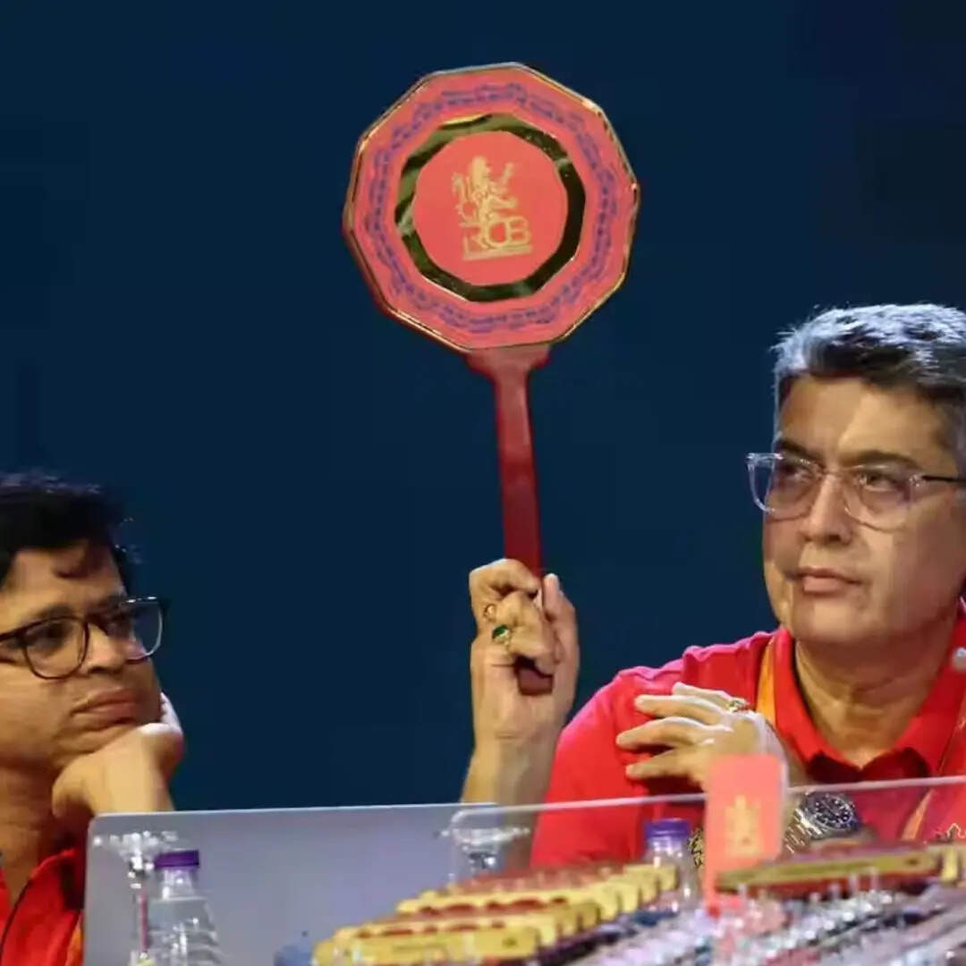 रॉयल चैलेंजर्स बेंगलुरू-164 करोड़ रुपये