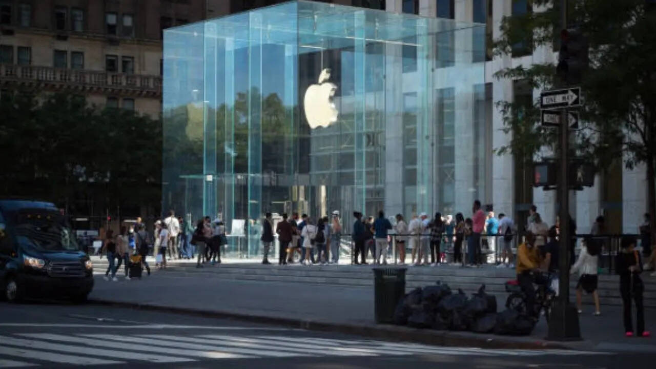 आपकी जानकारी के लिए बता दें कि नोएडा के डीएलएफ मॉल ऑफ इंडिया में स्थित यह स्टोर 824078 वर्ग फुट क्षेत्र में फैला हुआ है। मीडिया रिपोर्टों के अनुसार कंपनी की तरफ से इस पूरे एरिया को करीब 11 साल की लीज पर लिया गया है। रिपोर्ट की मानें तो कंपनी इसके लिए हर महीने 45 लाख से ज्यादा का किराया देगी।