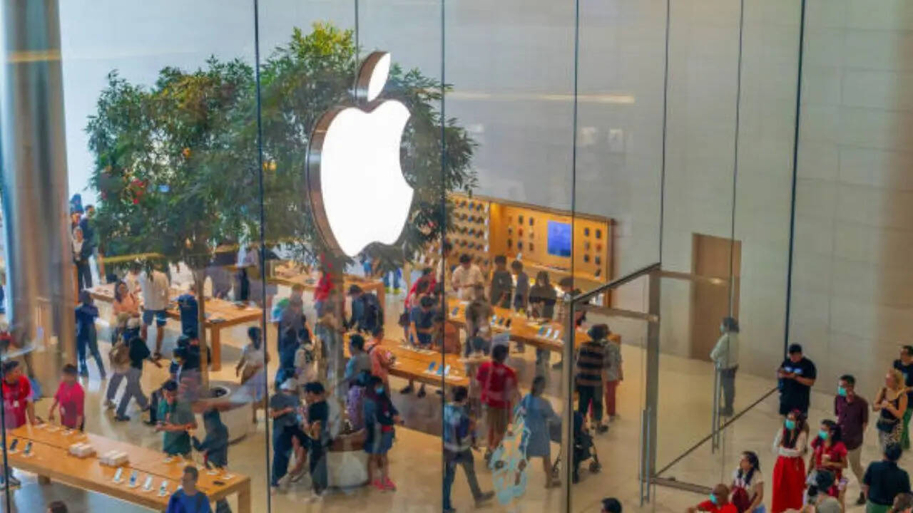 कंपनी ग्राहकों को Apple Trade-In के जरिए पुरानी डिवाइस एक्सचेंज और EMI सुविधा भी उपलब्ध कराएगी। कंपनी ने पूरे स्टोर को इस तरह से डिजाइन किया है ताकि ग्राहक अपने फेवरेट डिवाइस का पूरा लाभ उठा सकें और उसकी डिटेल जानकारी ले सकें।