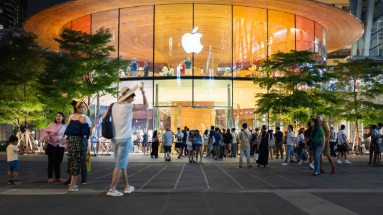 Noida Apple Store में आपको लेटेस्ट आईफोन सीरीज समेत Apple Watch iPad और Macbook की पूरी सीरीज मिलने वाली है। ऑफिशियल स्टोर में ग्राहकों को एप्पल की प्रीमियम सर्विस का एक्सपीरियंस मिलने वाला है।