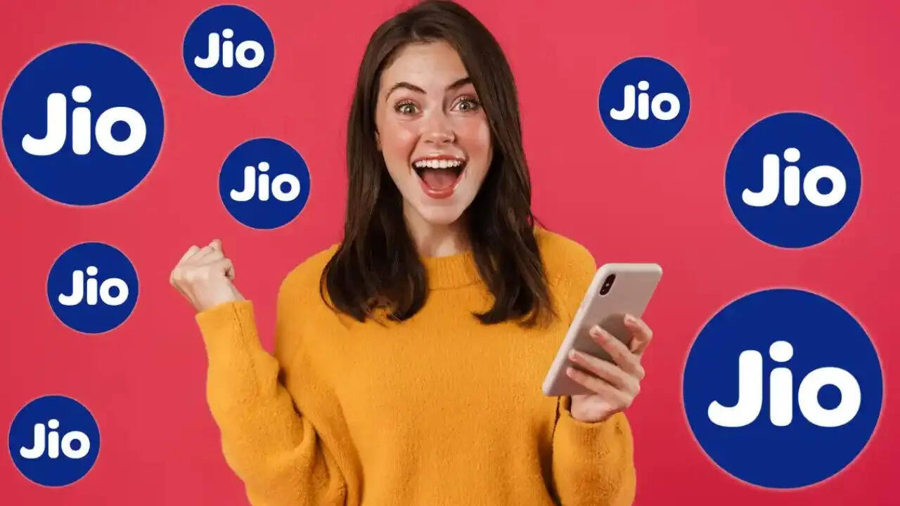 अगर आप महंगे रिचार्ज प्लान्स से परेशान है तो आपके लिए काम की खबर है। हम आपको आज जियो के पास मौजूद एक ऐसा प्लान बताने जा रहे हैं जो आपको मंथली रिचार्ज प्लान्स से राहत देगा और साथ ही जेब का बोझ भी कम होगा। 