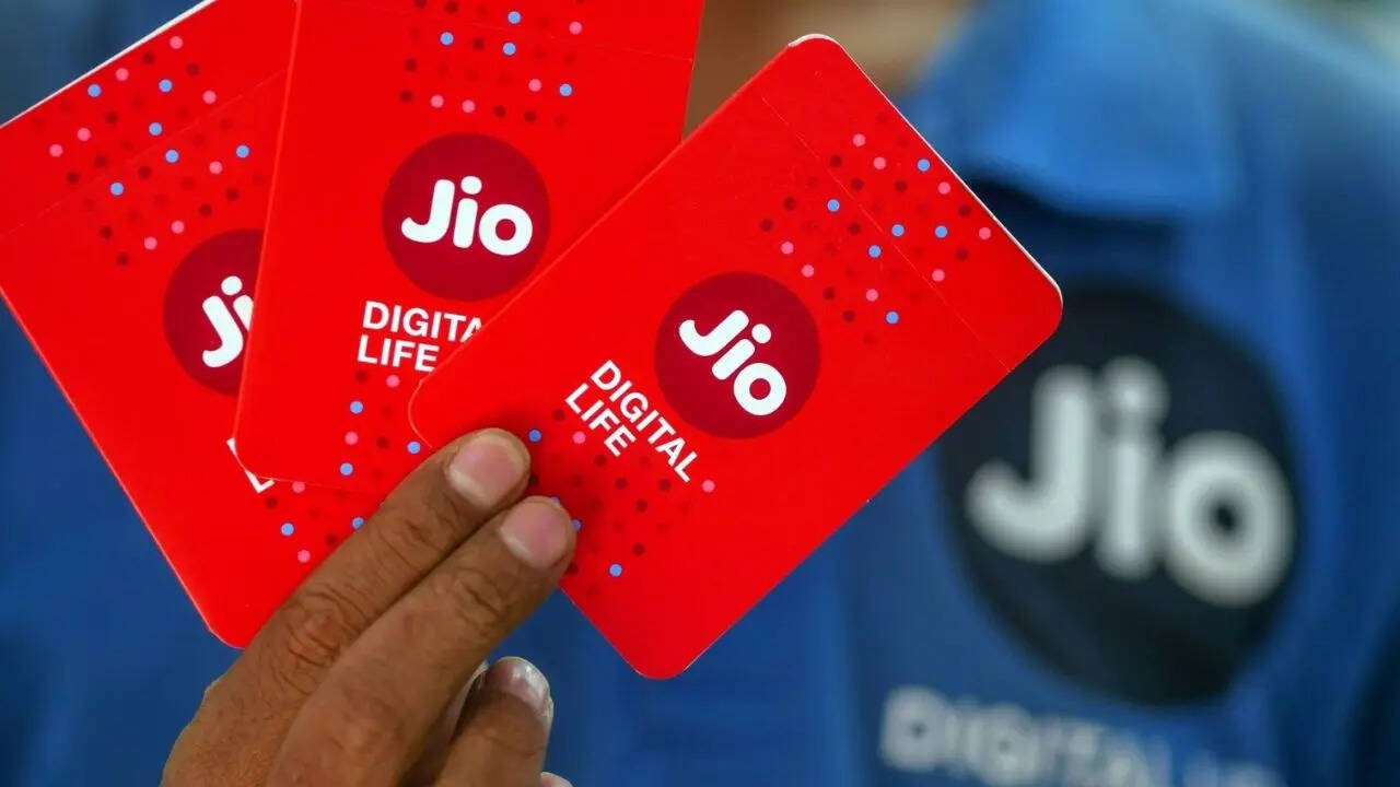 कंपनी ने अपनी लिस्ट में शॉर्ट टर्म वाले प्लान्स की संख्या में कटौती कर दी है। अब आपको जियो की लिस्ट में 56 दिन 70 दिन 84 दिन 90 दिन 200 दिन 336 दिन और 365 दिन तक चलने वाले प्लान्स अधिक मिलेंगे। 