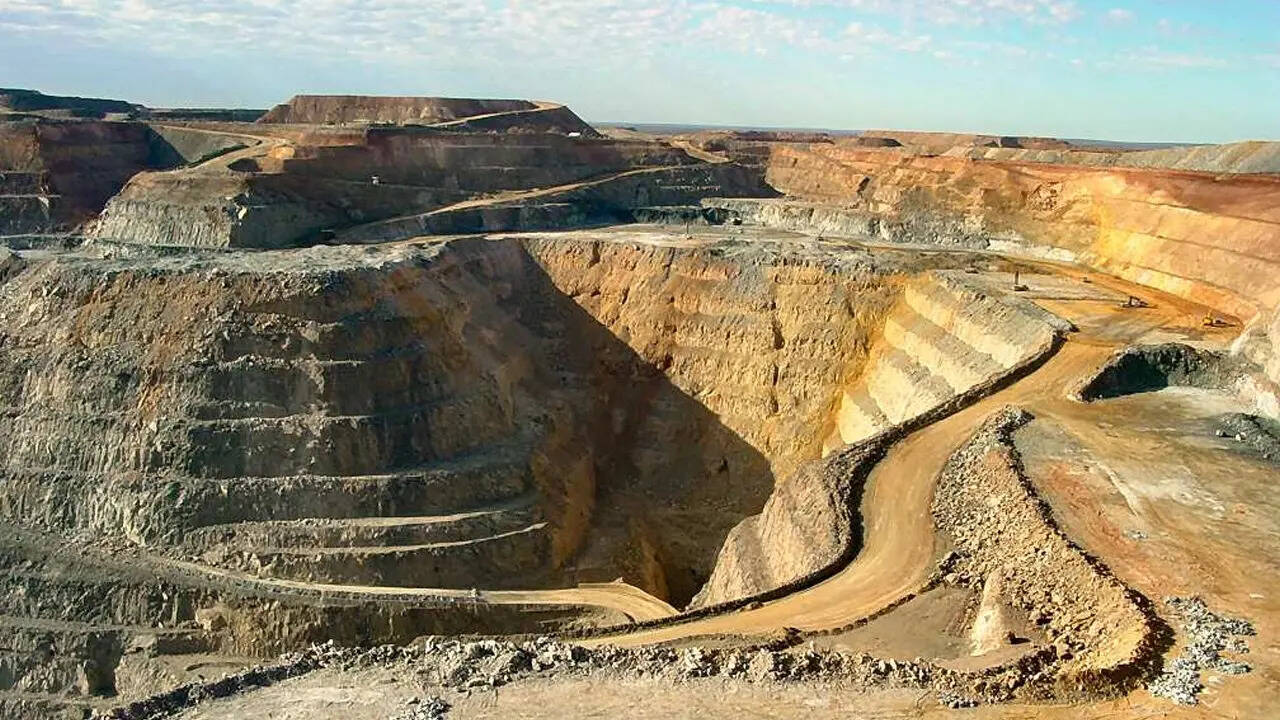 दिल्ली अभी दूर है