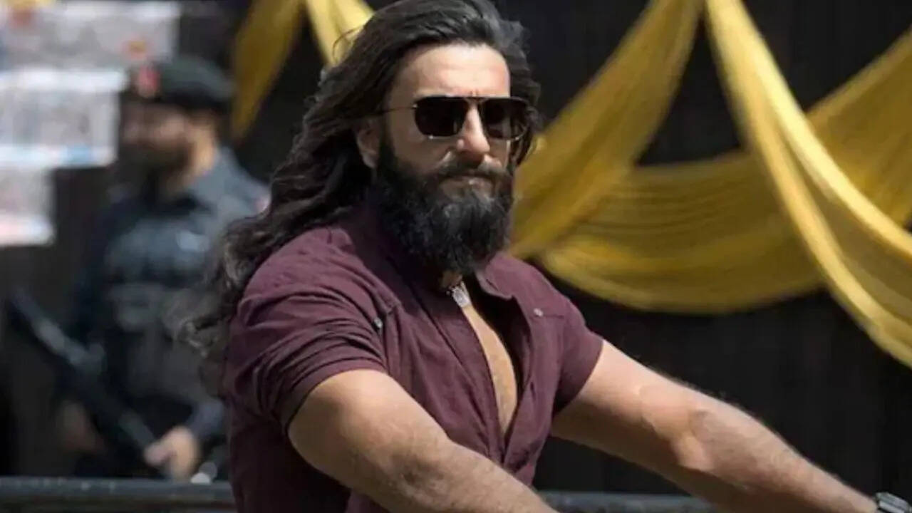 इन दिनों सोशल मीडिया में अक्षय खन्ना, रणवीर सिंह और संजय दत्त के धुरंधर सीन जमकर वायरल हो रहे हैं। एक्टर्स की एक्टिंग ने लोगों को इतना ज्यादा दीवाना बना दिया है कि लोग अब उनके स्टाइल में फोटो, वीडियो और पोज क्रिएट कर रहे हैं। 
