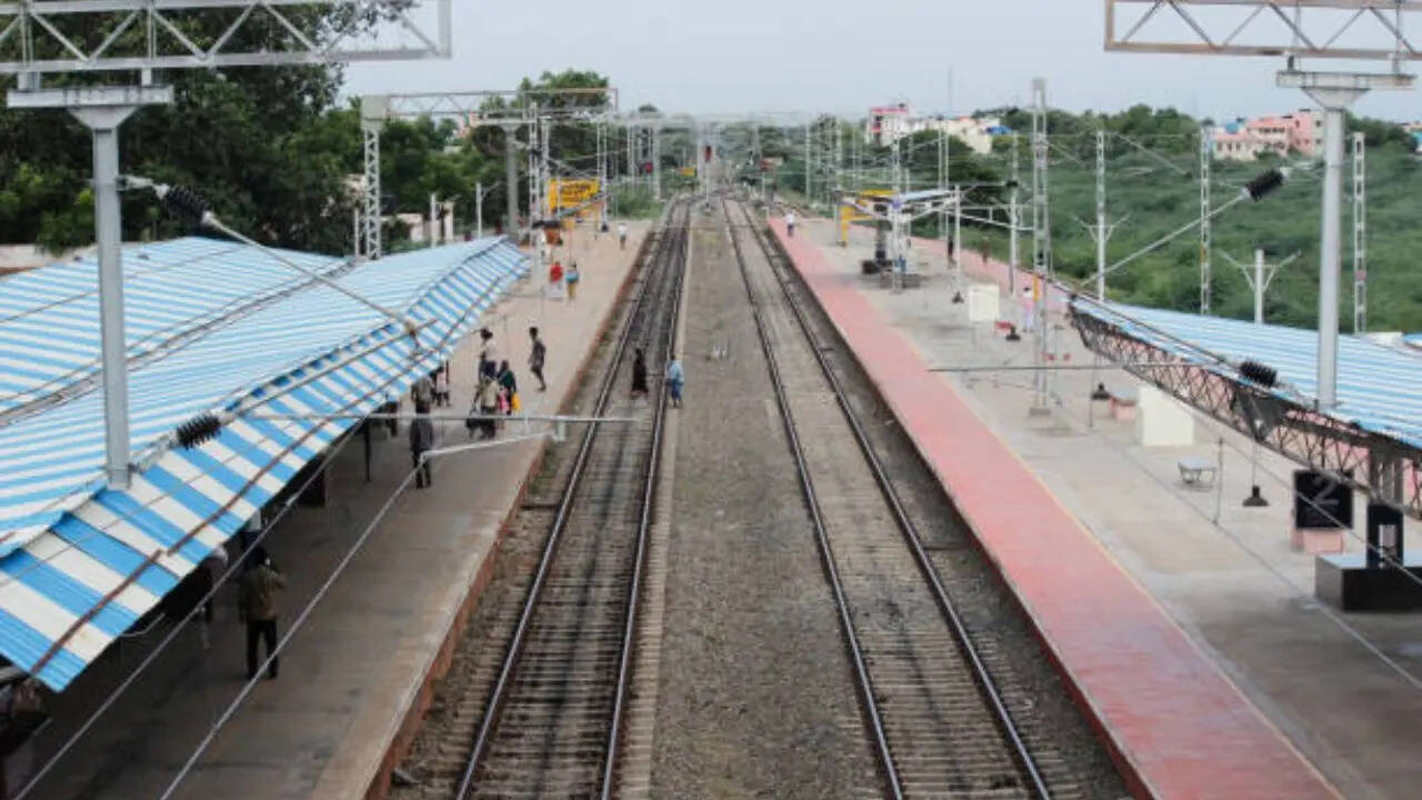 एक साथ खड़ी हो सकती हैं दो ट्रेनें