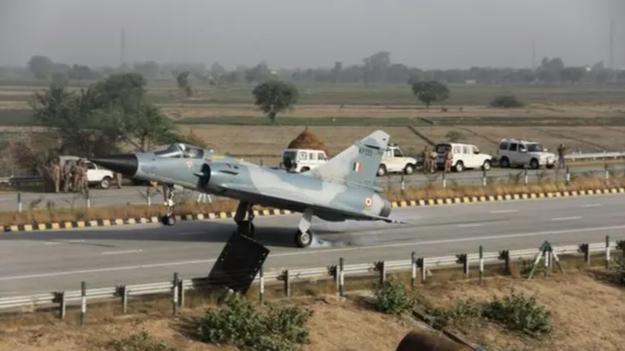 यमुना एक्सप्रेसवे पर कौन सा लड़ाकू विमान उतरा?