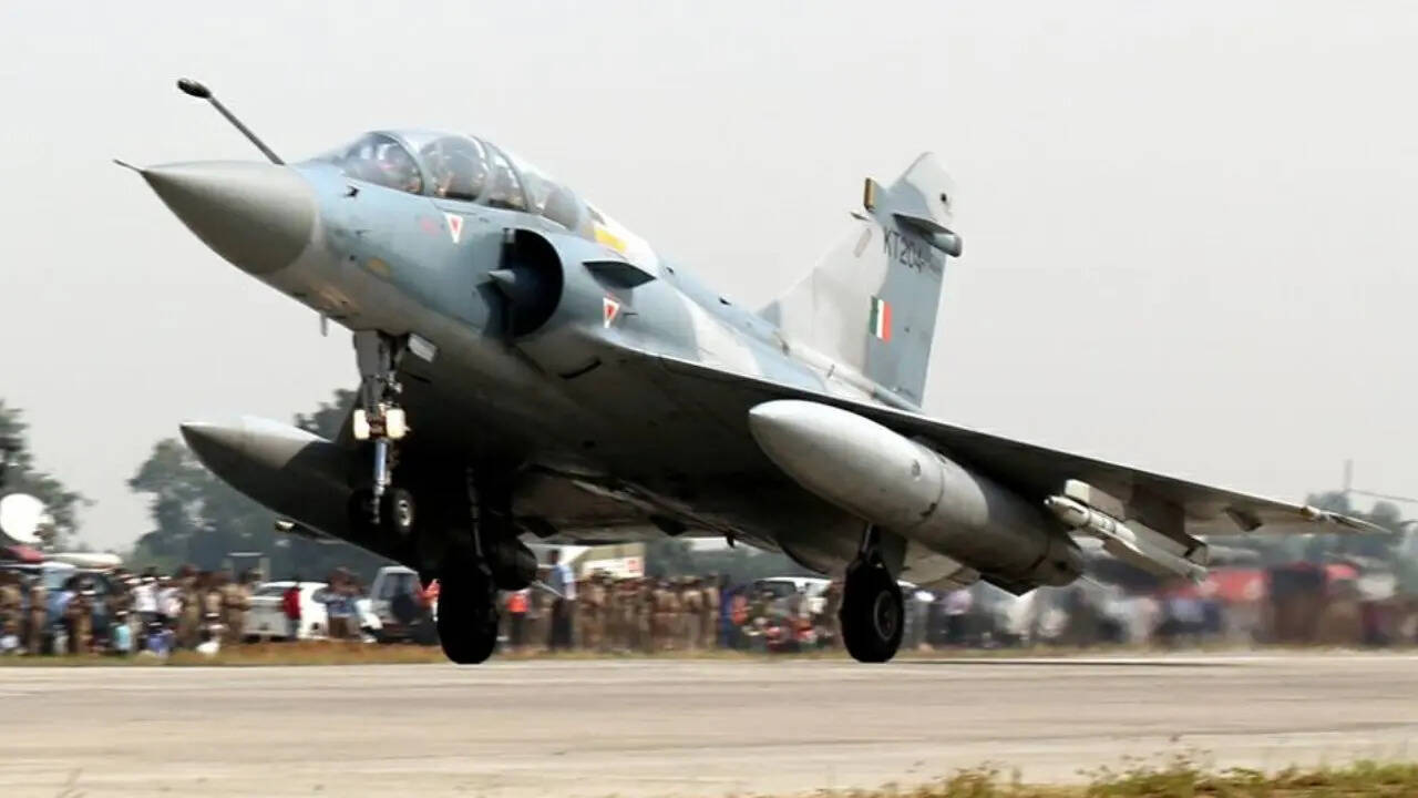देखने के लिए बड़ी संख्या में जुटे लोग