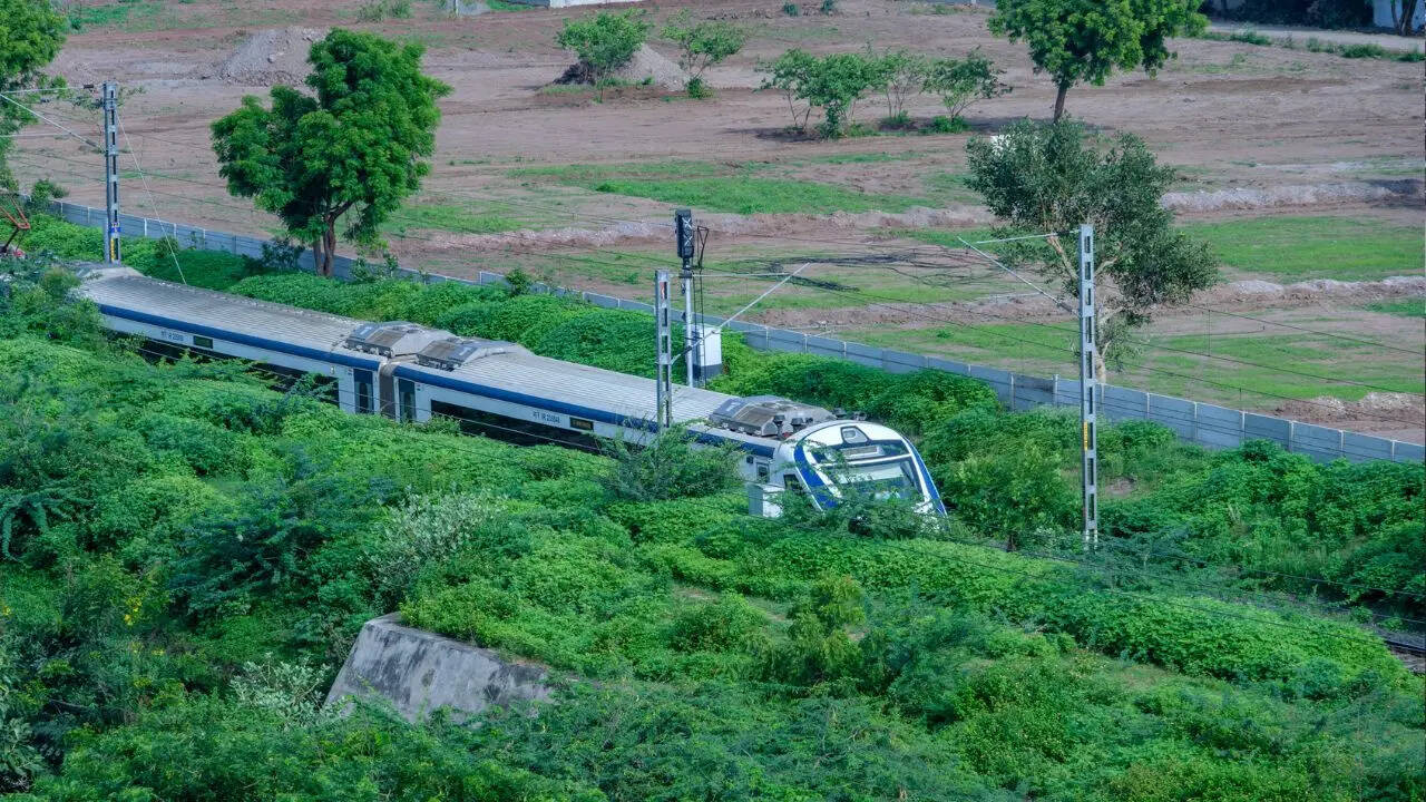 छह साल में 7.5 करोड़ यात्री...164 ट्रेनें​