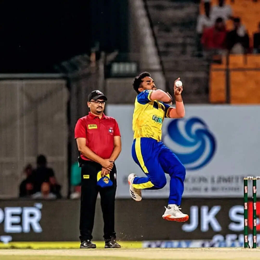 हैदराबाद और आरसीबी के बीच हुई भिड़ंत​