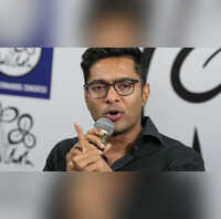 कुंभ मेला नई दिल्ली रेलवे स्टेशन पर मची भगदड़ में भी लोग मारे गए मेसी के समारोह में हुए बवाल पर अभिषेक ने TMC का किया बचाव