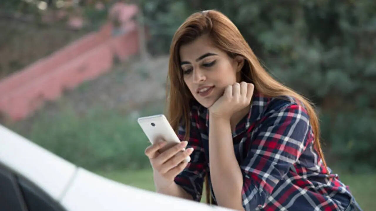 इन ऐप्स को डिलीट करने के लिए आपको स्मार्टफोन की सेटिंग में जाना होगा। इसके बाद आपको ऐप्स में जाकर उस ऐप्स को सेलेक्ट करना होगा। इसके बाद उसे अनइंस्टाल करना होगा। अगर ऐप अनइंस्टाल नहीं हो रहा है तो आपको Settings > Security > Device admin apps में जाना होगा और ऐप का एक्सेस डिसेबल करना होगा।