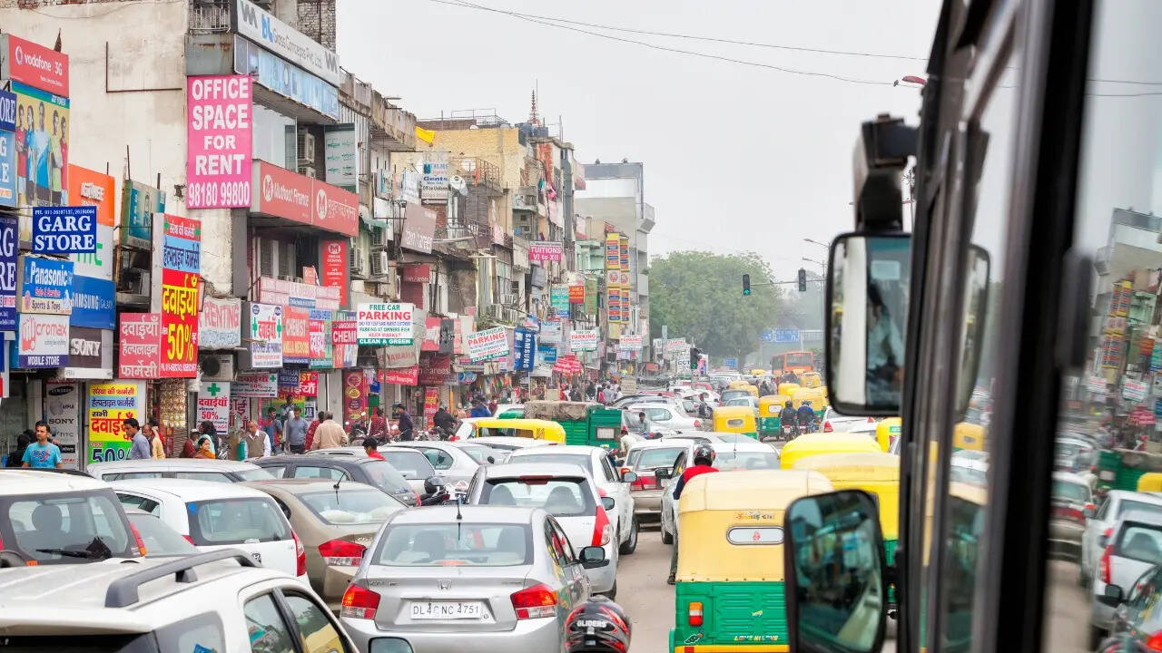 सड़कों पर सख्त निगरानी और नया कारपूलिंग प्लान