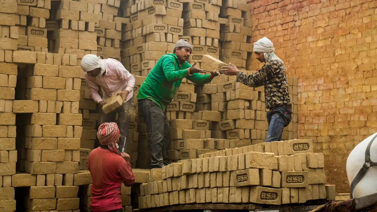 निर्माण मजदूरों के लिए मुआवजे का ऐलान