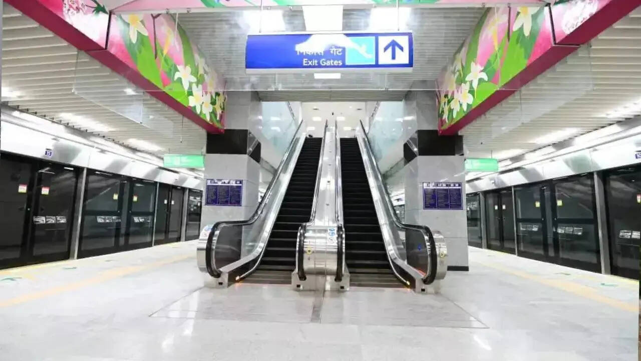 दिल्ली मेट्रो का सबसे गहराई में मौजूद स्टेशन का नाम क्या है?