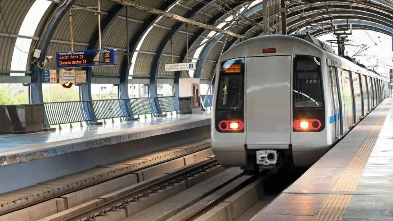 दिल्ली मेट्रो के पास कितनी ट्रेनें हैं?