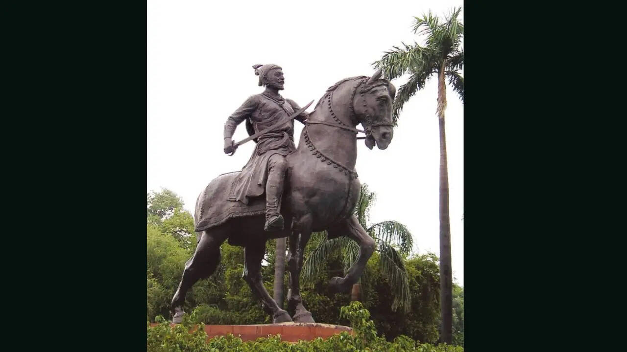 छत्रपति शिवाजी महाराज की भव्य प्रतिमा ​