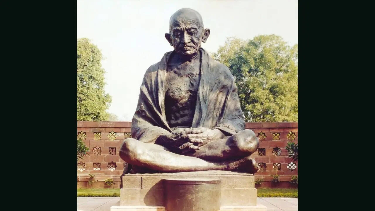 संसद परिसर में 'बापू' की ऐतिहासिक प्रतिमा 