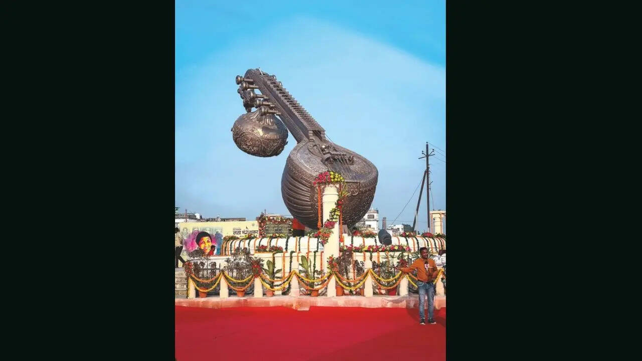 ​​लता मंगेशकर चौक पर स्थापित वीणा की प्रतिमा ​