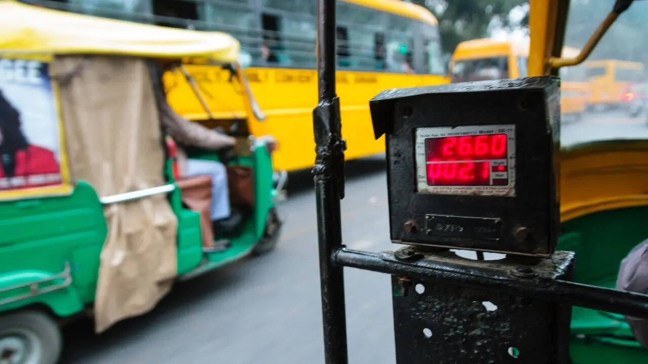 ​हेल्पलाइन नंबर जारी किए गए​